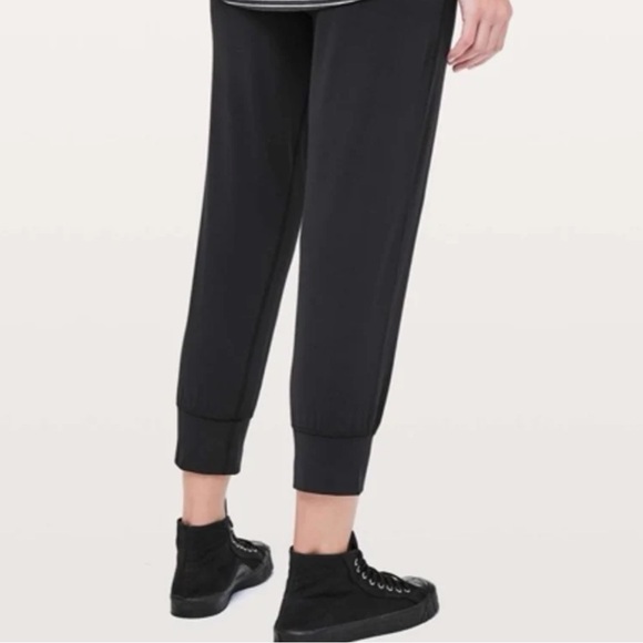 Lululemon Align Jogger Crops *23” - Size 6 - Picture 3 of 10